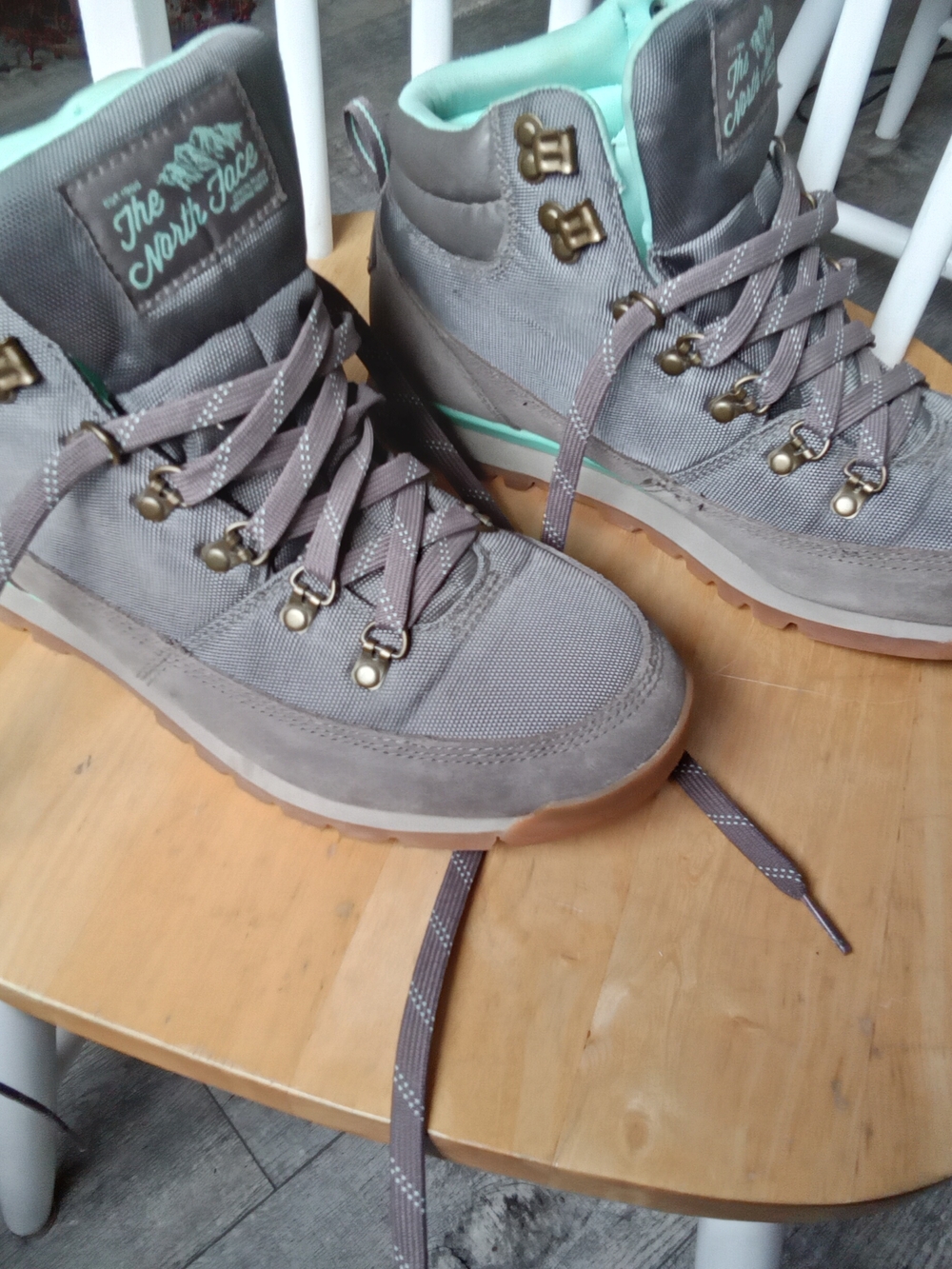The North Face Women's Back To Berkeley Hiking Gray Boots with Teal Lining